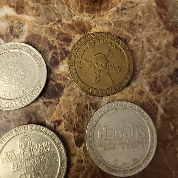 11 Vegas  gaming Tokens 79-92. - Picture 2 of 9